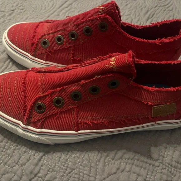 Blowfish women’s red slip on. Size 7. - Picture 3 of 4